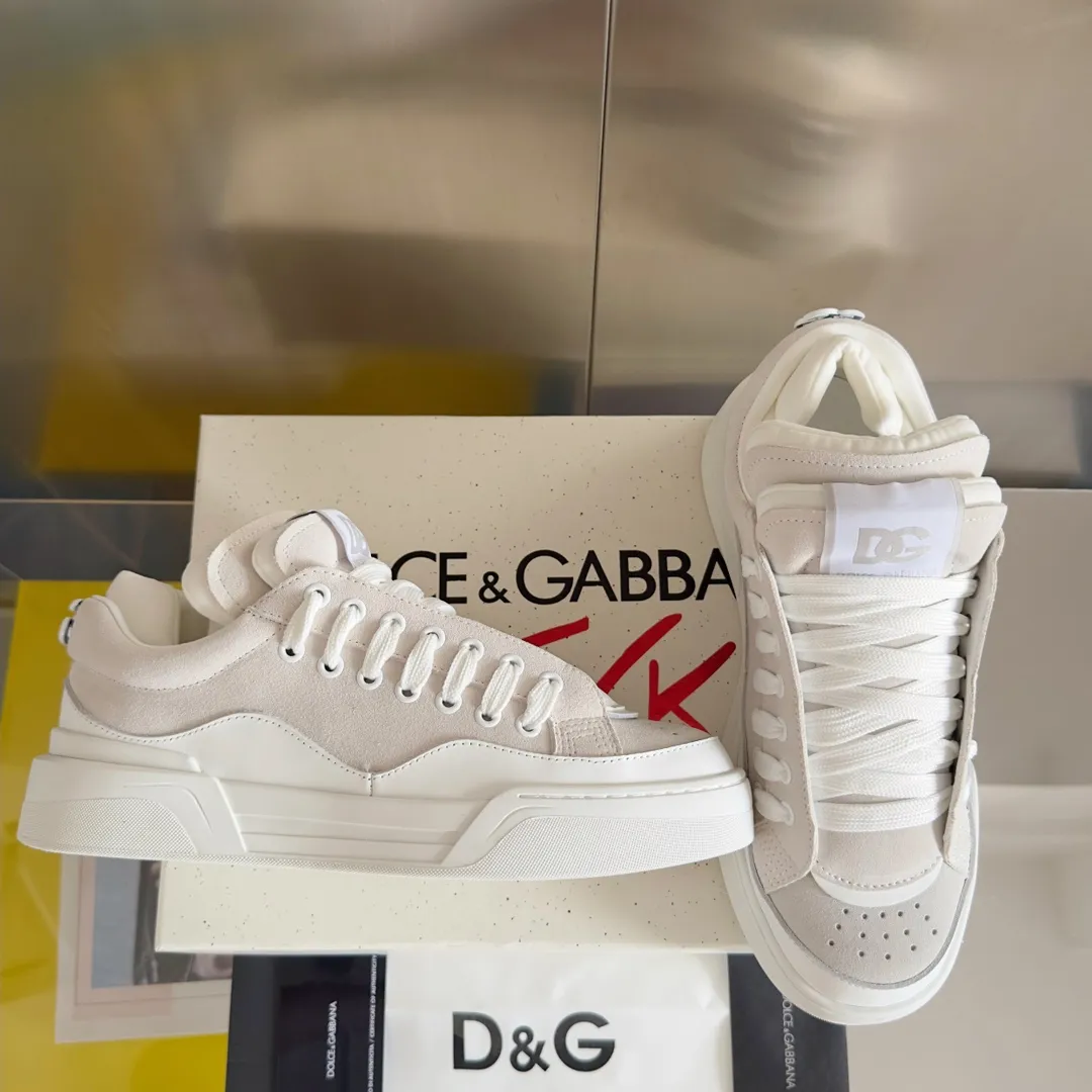 Factory price: 458💰D&G's latest Cushion series casual sports shoes, dad shoes, running shoes, original purchase and development, production, handmade, but always looking to the future. The new Cushion sneakers feature a two-tone suede upper accented by a mesh contrasting printed DG cross logo on the side. The lightweight, grippy rubber outsole adopts an innovative design to provide excellent performance, and the jacquard label adds timeless style. Exquisite packaging at the delivery counter🛍📦 ▪️ Fabric: Original custom-made first-layer cowhide ▪️ Lining: Original custom-made breathable towel lining ▪️ Sole: Original open-molded rubber material ▪️ Bottom thickness: 3.5CM ▪️ Size: Men's 38-45